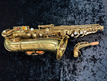 Photo Vintage Vito Kenosha Wis Alto Saxophone in Gold Lacquer, Serial #V1079